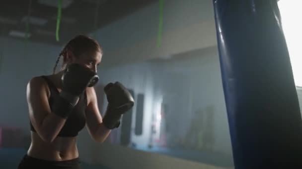 Poder Mujer Luchadora Golpea Saco Boxeo Entrena Sus Golpes Día — Vídeos de Stock
