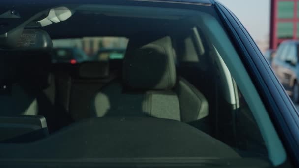 遅い動き スーツの男は車を買う 陽気な男は新しい車に入る 旅行のためのレンタル — ストック動画