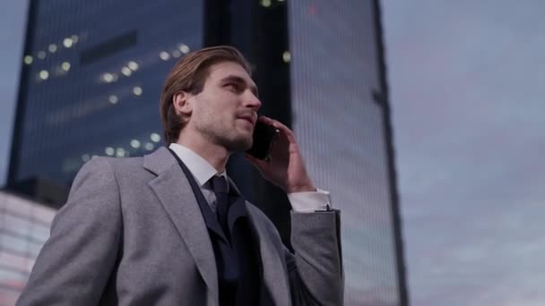 Retrato Jovem Empresário Perto Carro Negócios Falando Telefone Celular Gerente — Vídeo de Stock