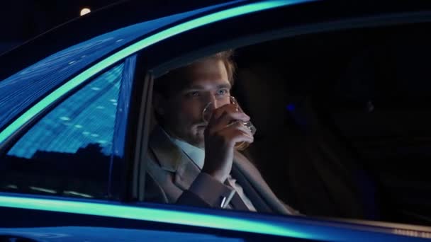 Hareket Halindeki Bir Arabada Oturan Viski Içen Genç Bir Işadamının — Stok video