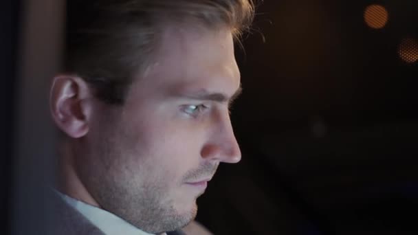 Portret Młodego Biznesmena Siedzącego Jadącym Samochodzie Używającego Laptopa Człowiek Garniturze — Wideo stockowe
