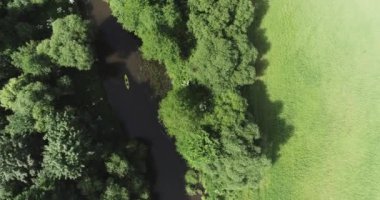 Kırsal kesimde, bir grup turist yüksek bir yerden kano manzarası seyrediyor, kaşifler bir orman bölgesinde yüzüyor, yeşil gezegen ekolojisi.