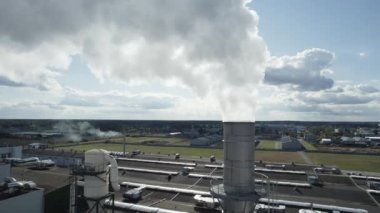 Ahşap işleme fabrikası, çelik boruların ve tankların görüntüsü yükseklikten, fabrikanın endüstriyel yapısı, borulardan duman geliyor..