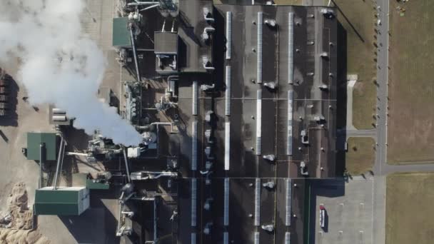 大きい木製加工工場 高さからの鋼管およびタンクの眺め 植物の産業構造 管から来る煙 — ストック動画