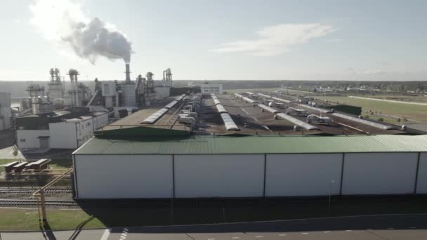 Průmyslová Krajina Velká Dřevozpracující Továrna Pohled Potrubí Nádrže Výšky Průmyslové — Stock video