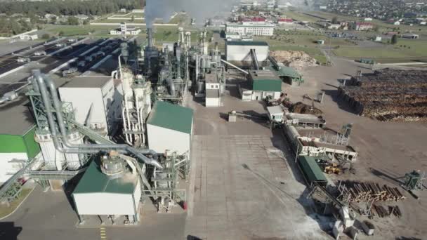 Industrielandschaft Holzverarbeitende Fabrik Ansicht Der Stahlrohre Und Tanks Aus Der — Stockvideo