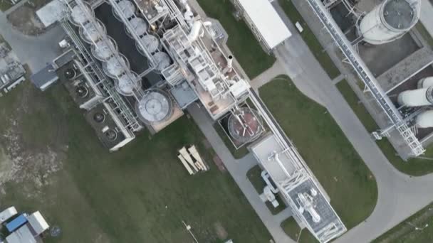 物流中心 大型加工厂 从高处看钢管和钢罐 工厂的工业结构 从钢管冒出的烟 — 图库视频影像