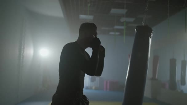 Cámara Lenta Caucásico Luchador Hombre Entrena Sus Golpes Defensa Gimnasio — Vídeo de stock