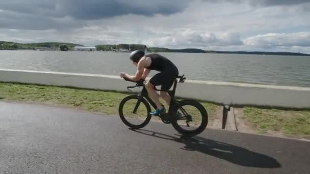 Professional Triathlete Rides Cutting Bike Pro Cyclist Rides Track Lake — Stock Video