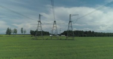 Elektrik nakli, elektrik hattı, sanayi manzarası, elektrik nakil hattı, kablolu çelik kuleler ve kırsal kesimde elektrik kaynağı iletişimi,