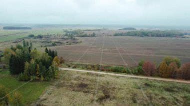 Enerji kaynakları, enerji hattı endüstriyel görünüm, alandaki elektrik iletimleri, kablolu çelik kuleler ve kırsal kesimde elektrik kaynaklarının iletişimi, elektrik taşımacılığı
