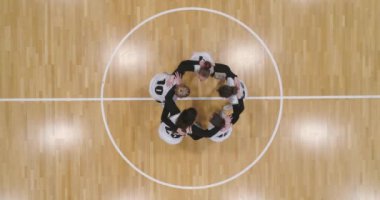 Basketbolculardan oluşan bir grup kucaklaşmada bağırıyor, maçtan önce moralleri yükseltiyor, uluslararası kadınlar basketbol şampiyonası, yüksekten bakıyor..