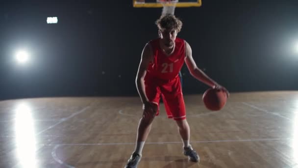 Кавказький Баскетболіст Потрапляє Підлоги Прогрівається Перед Грою Професійний Баскетболіст Ігровому — стокове відео