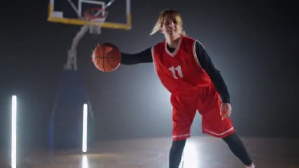Портрет Веселих Спортивних Жінок Баскетболіст Потрапляє Підлоги Прогрівається Перед Грою — стокове відео