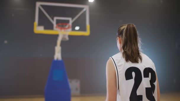 Баскетбольна Тренувальна Гра Жінка Гравець Успішно Кидає Баскетбол Кошик Вид — стокове відео