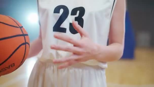 Портрет Молодої Баскетболістки Тримає Руках Дивиться Камеру Чемпіонат Баскетболу Серйозний — стокове відео