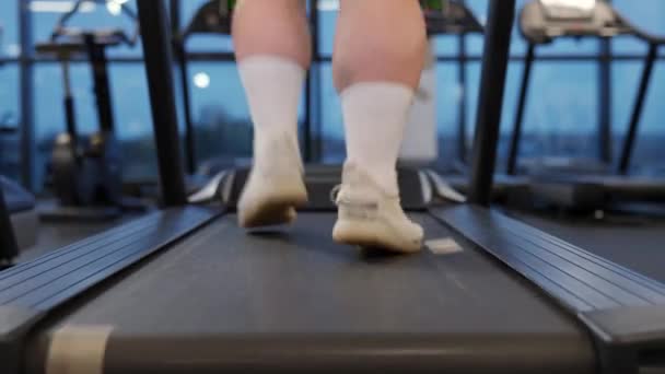 Nadwaga Człowiek Nadwagą Biegający Bieżni Trening Aerobowy Siłowni Widok Nogi — Wideo stockowe