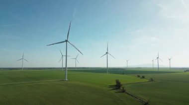 Ekoloji, rüzgar türbinleri yeşil alanda enerji üretir, modern enerji santrali, alternatif enerji kaynakları, kuadrokopter uçuş.