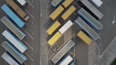 Polonya, Wroclaw - 29 Ekim 2022: Büyük lojistik merkezi, çok sayıda kargo kargo karavanı ve konteynırı, uluslararası kargo taşımacılığı, park yeri, gece vakti hava manzarası.
