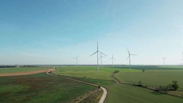 Windräder Erzeugen Energie Grünen Feld Modernes Kraftwerk Alternative Energiequellen Quadrokopterflug — Stockvideo