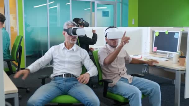 Internationellt Modernt Kontor Designers Virtuell Verklighet Glasögon Med Modern Teknik — Stockvideo