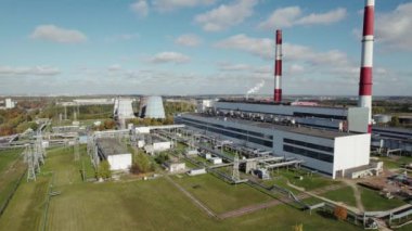 Ekoloji, termik santral, binaların ve boruların yüksekliğinden görüntü, çevre sorunları, güç üretim sistemi görünümü, yükseklik, çap.