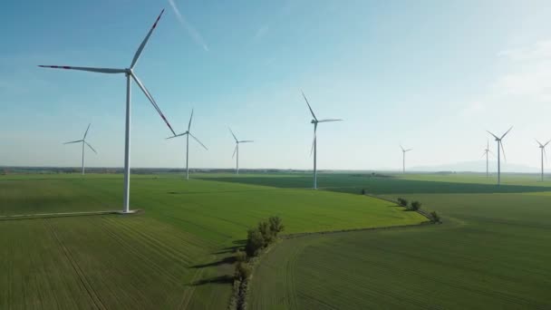 Ökologie Windräder Erzeugen Energie Auf Der Grünen Wiese Modernes Kraftwerk — Stockvideo