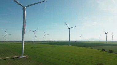 Yeşil enerji, rüzgar türbinleri yeşil alanda enerji üretir, modern enerji santrali, alternatif enerji kaynakları, kuadrokopter uçuş.
