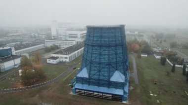 Ekoloji, büyük bir termik santral, binaların ve boruların yüksekliğinden manzara, çevre sorunları, ahbap, hava manzarası.