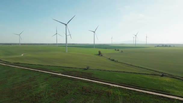 Ekologia Turbiny Wiatrowe Wytwarzają Energię Zielonym Polu Nowoczesna Elektrownia Alternatywne — Wideo stockowe