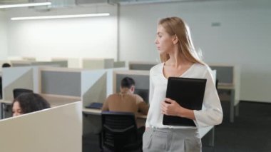 Modern bir ofiste çalışan uluslararası yönetim ekibi, ofisin etrafında dolaşan kadın yönetici, iş arkadaşları arasındaki iletişim..