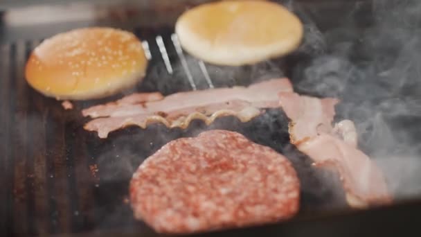 Matfestival Processen Att Laga Hamburgare Grillen Kött Bacon Och Bulle — Stockvideo