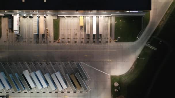 弗罗茨拉夫 2022年10月29日 巨大的物流中心 可以看到大量的货运卡车和集装箱 国际货物运输 停车位 夜间空中观景 — 图库视频影像