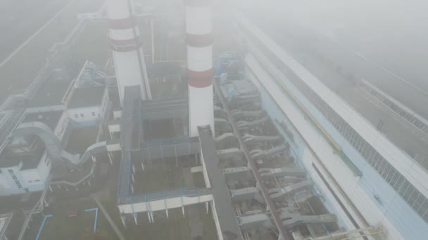 巨大な熱発電所 建物やパイプの高さからの眺め 環境問題 高さからの発電システムビュー Chp — ストック動画