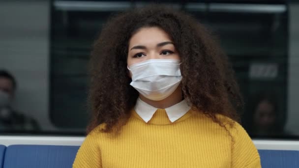 Zeitlupe Junge Afrikanerin Mit Medizinischer Maske Fährt Bahn Studentin Studiert — Stockvideo