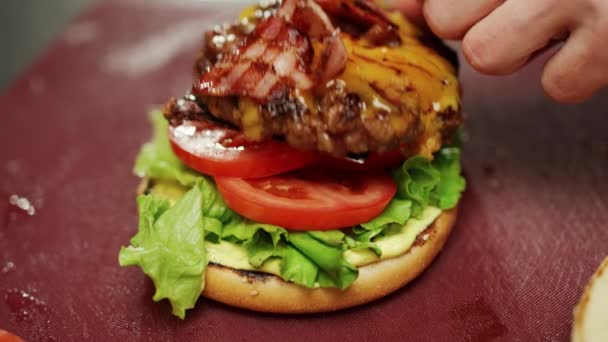 Yemek Festivali Şef Hamburger Pişirir Izgarada Pişirir Süper Ağır Çekim — Stok video