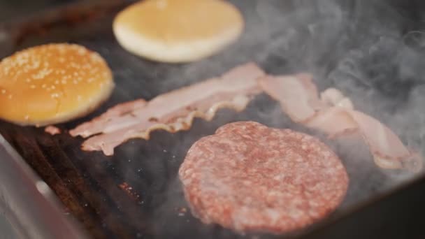 Grill Processen Att Laga Hamburgare Grillen Kött Bacon Och Bulle — Stockvideo