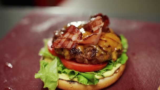 Élelmiszer Fesztivál Séf Főz Egy Hamburgert Folyamat Főzés Egy Dupla — Stock videók