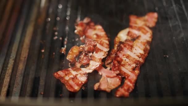 바베큐 햄버거 그릴에 베이컨 요리사가 축제에서 슬로우 — 비디오