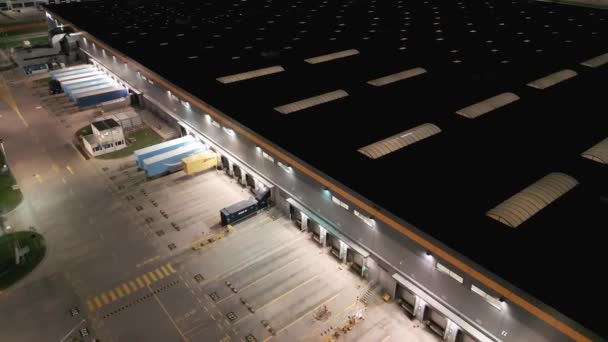 弗罗茨拉夫 2022年10月29日 巨大的物流中心 可以看到大量的货运卡车和集装箱 国际货物运输 大型仓库 夜间空中运输 — 图库视频影像