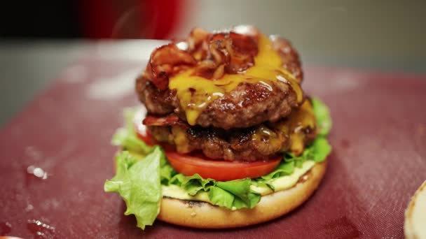 Yemek Festivali Şef Bir Burger Pişirir Etli Duble Burger Pişirme — Stok video