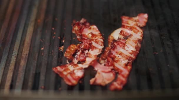 做汉堡包的过程 在烤架上煎的熏肉片 食物节 4K超级慢动作 — 图库视频影像