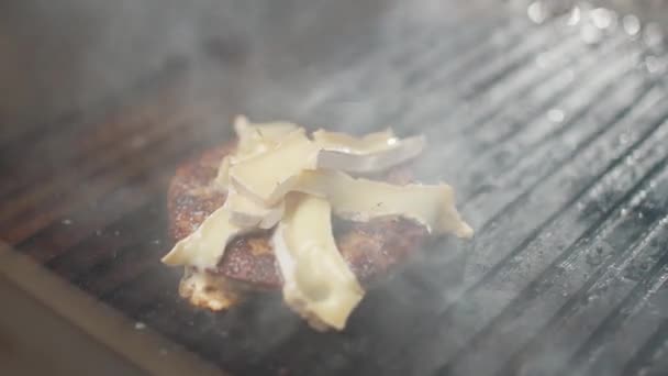 Barbekü Şef Bir Burger Pişirir Etli Duble Burger Pişirme Süreci — Stok video