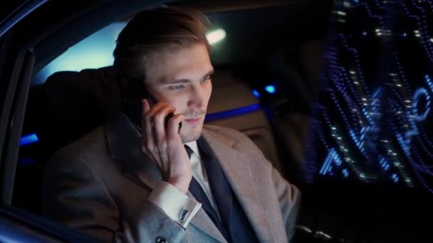 ハンドヘルド 移動車に座ってビジネスマン 携帯電話で話し ラップトップを使用して ビジネス車の後ろにスーツのトップマネージャー 会議にナイトライド — ストック動画