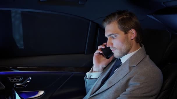 Adamı Hareket Halindeki Bir Arabada Oturuyor Cep Telefonuyla Konuşuyor Dizüstü — Stok video