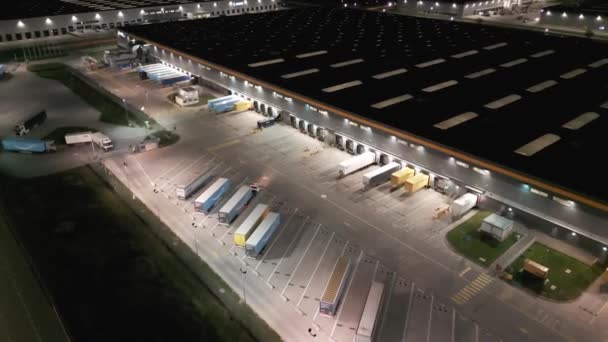 弗罗茨拉夫 2022年10月29日 后勤中心夜间 可看到大量运货拖车和大型仓库 国际货物运输 泊车位 夜间空中景观 — 图库视频影像