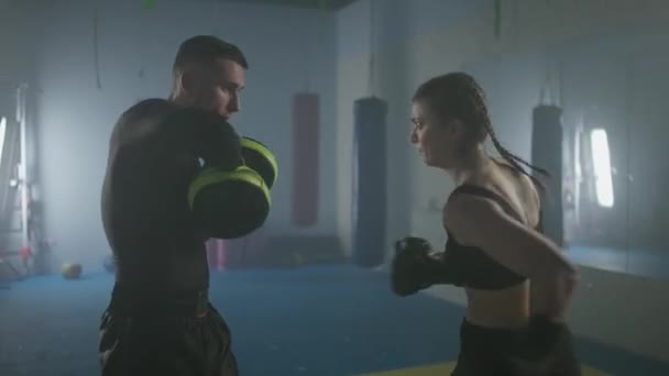 Bojovnice Trénuje Jeho Rychlé Údery Punching Focus Mitts Trénink Den — Stock video