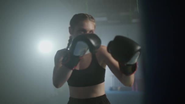 Женщина Боец Тренирует Свои Удары Бьет Боксерскую Грушу Тренируется День — стоковое видео