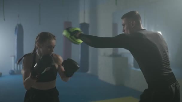 Profesionální Ženské Boxerské Tréninky Údery Obrany Punching Focus Mitts Tréninkový — Stock video