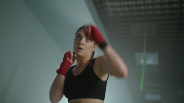 Mujer Poder Joven Luchadora Entrena Sus Golpes Entrenamiento Gimnasio Boxeo — Vídeos de Stock